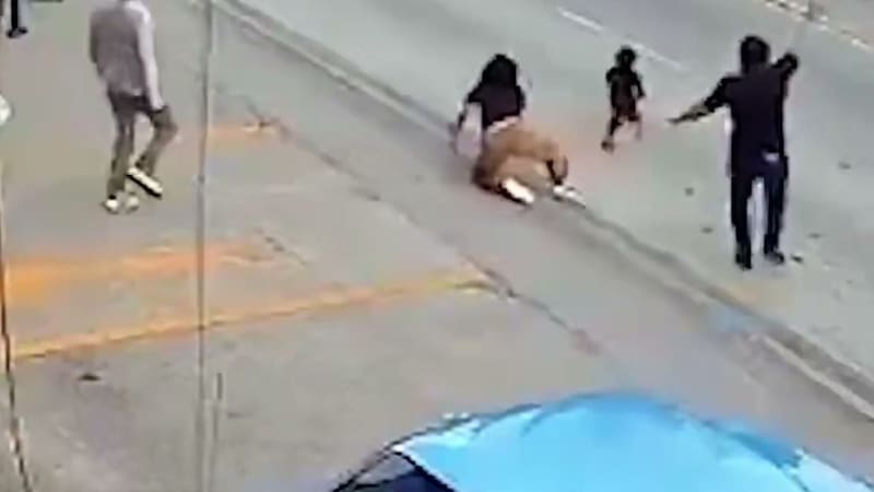 Milagro: el momento en que un hombre salva a una niña pequeña de ser atropellada a la salida del supermercado.