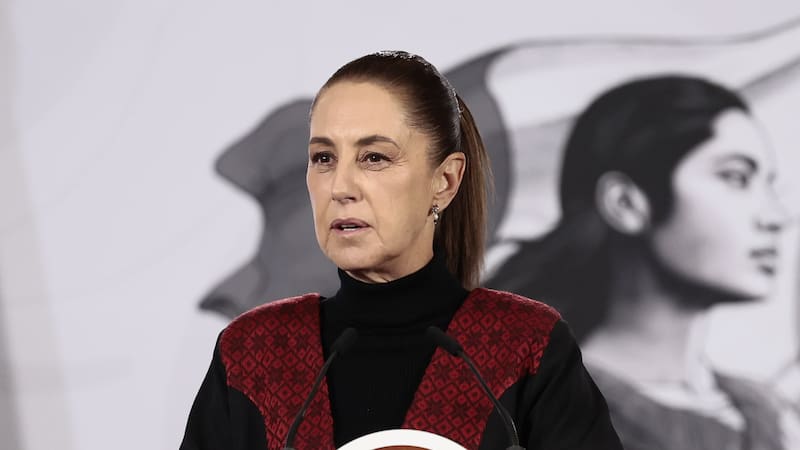MEX1887. CIUDAD DE MÉXICO (MÉXICO), 30/12/2025.- La presidenta de México, Claudia Sheinbaum, participa en una rueda de prensa este martes, en el Palacio Nacional, en Ciudad de México (México). Sheinbaum rechazó los recientes ataques de Estados Unidos contra Venezuela y reiteró la postura histórica del país en contra de cualquier tipo de "intervención" extranjera, a la vez que pidió a la ONU tener "un papel mucho más protagónico". EFE/José Méndez