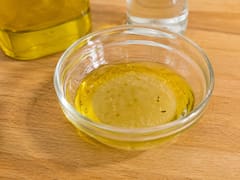 Mezclar un litro de agua con vinagre y aceite de ricino: para qué sirve y por qué recomiendan hacerlo