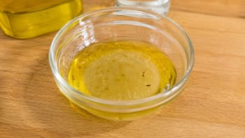 Mezclar un litro de agua con vinagre y aceite de ricino: para qué sirve y por qué recomiendan hacerlo