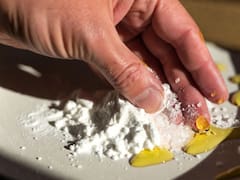Mezclar bicarbonato con gotas de aceite y sal: para qué sirve y por qué recomiendan hacerlo