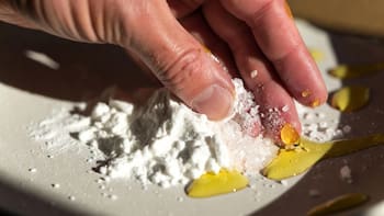 Mezclar bicarbonato con gotas de aceite y sal: para qué sirve y por qué recomiendan hacerlo