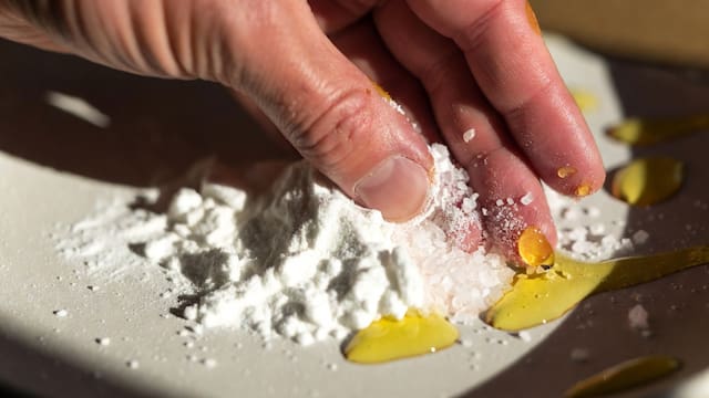 Mezclar bicarbonato con gotas de aceite y sal: para qué sirve y por qué recomiendan hacerlo
