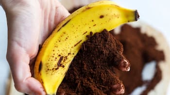 Mezclar cáscara de banana con café molido: para qué sirve y por qué todos recomiendan hacerlo