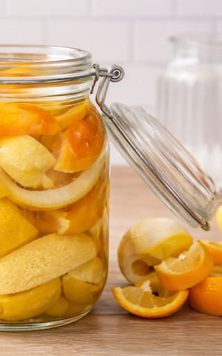 Mezcla de cáscara de limón, cáscara de naranja y vinagre blanco: por qué lo recomiendan y para qué sirve