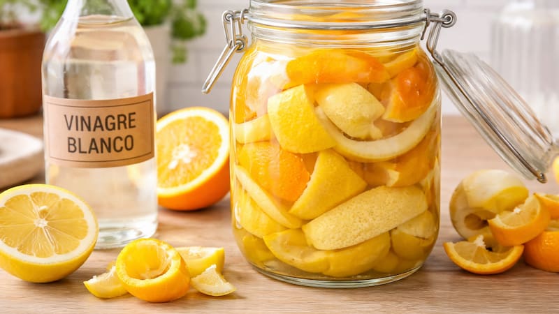 Mezcla de cáscara de limón, cáscara de naranja y vinagre blanco: por qué lo recomiendan y para qué sirve.