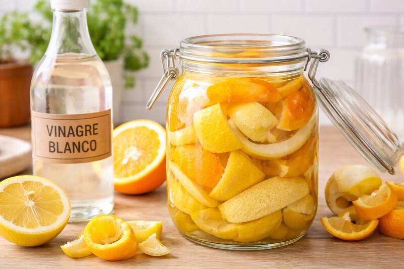 El vinagre actúa como desengrasante y ayuda a eliminar suciedad. (Fuente: archivo)