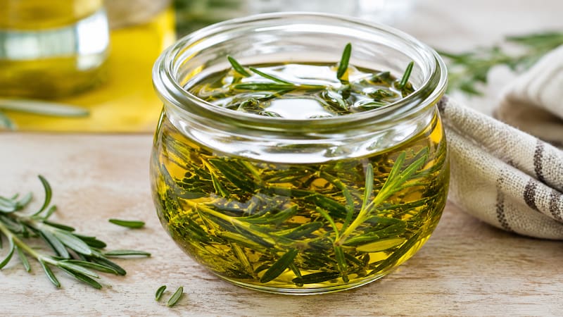 Mezclar aceite de oliva con romero: para qué sirve y por qué lo recomiendan
Fuente: IA