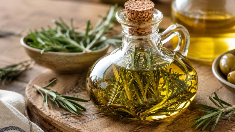Mezclar aceite de oliva con romero: para qué sirve y por qué lo recomiendan
Fuente: IA