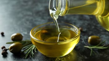 Mezclar aceite de oliva con vinagre: por qué lo recomiendan y para qué sirve