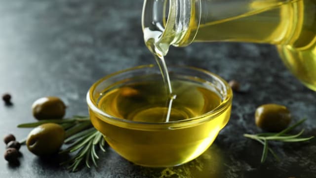 Mezclar aceite de oliva con vinagre: por qué lo recomiendan y para qué sirve