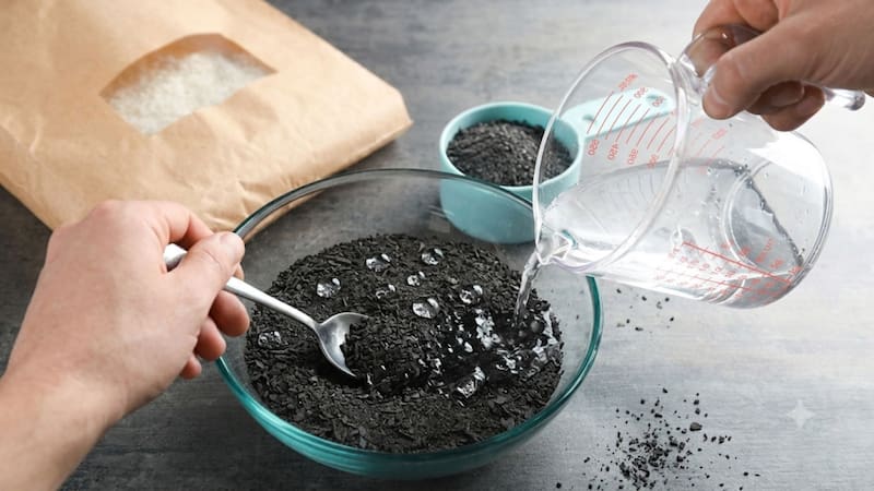 Mezclar agua con ceniza: por qué recomiendan hacerlo y para qué sirve