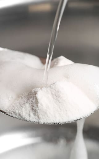 Agua oxigenada y bicarbonato de sodio: para qué sirve y cómo funciona esta mezcla para una limpieza profunda del hogar