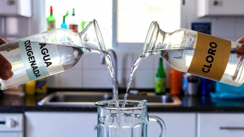 Mezclar agua oxigenada y cloro: por qué esta combinación es tan efectiva y para qué sirve
Fuente: Grok