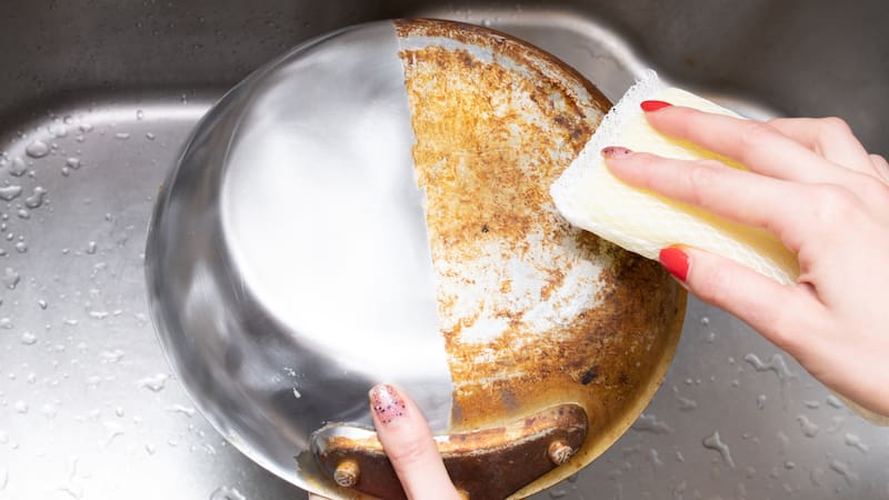 Mezclar azúcar con detergente ayuda a eliminar la suciedad.