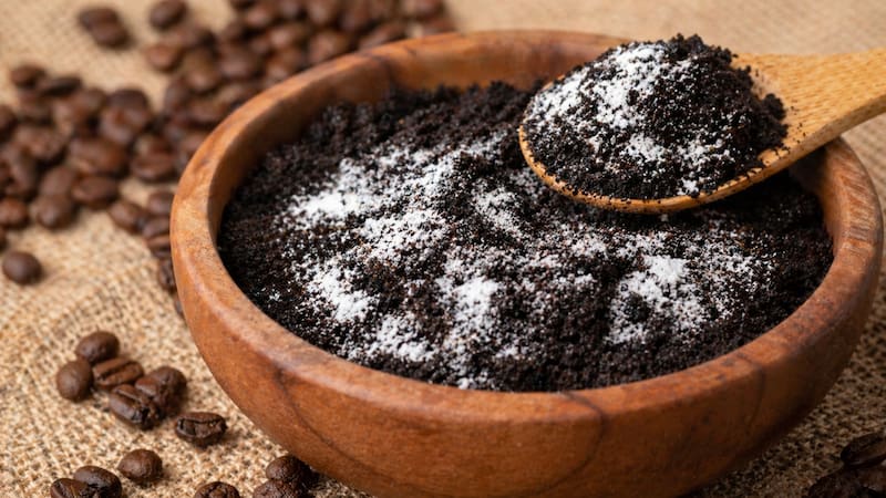 Mezclar bicarbonato con café usado: para qué sirve y cada cuánto hay que hacerlo