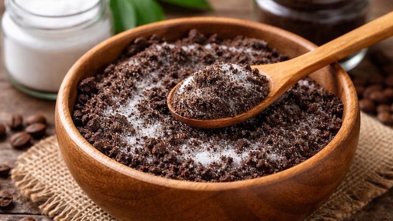 Mezclar café usado con bicarbonato