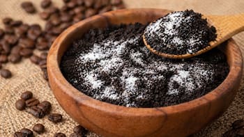 Mezclar café usado con bicarbonato: por qué recomiendan este truco casero y para qué sirve