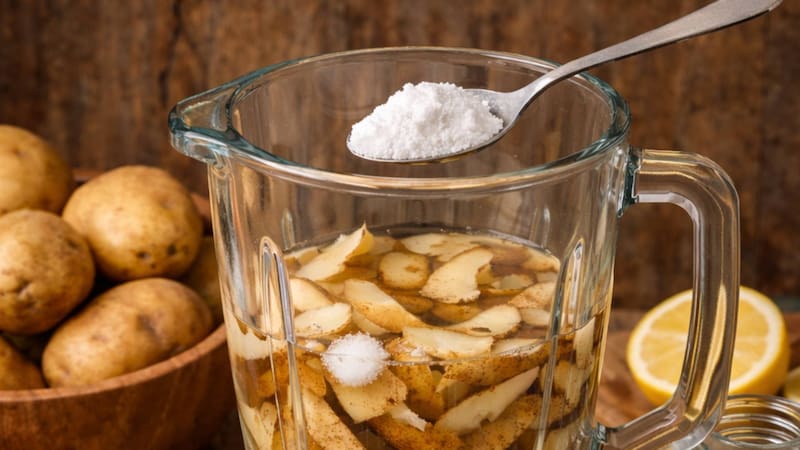Mezclar cáscara de papa con bicarbonato