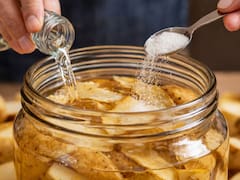 Mezclar cáscaras de papa con bicarbonato y azúcar: para qué sirve y por qué recomiendan hacerlo