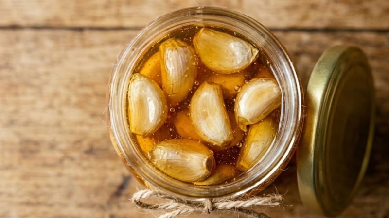 Mezclar dientes de ajo con miel: para qué sirve y por qué lo recomiendan
Fuente: IA
