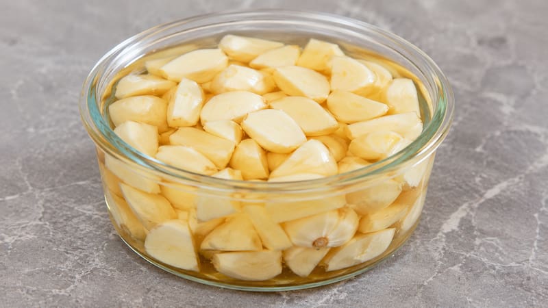 Mezclar vinagre con ajo: para qué sirve y por qué lo recomiendan
Fuente: IA