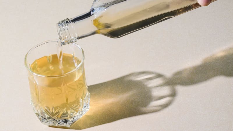 Mezclar vinagre de manzana con agua caliente: por qué recomiendan hacerlo y cuál es el beneficio poco conocido