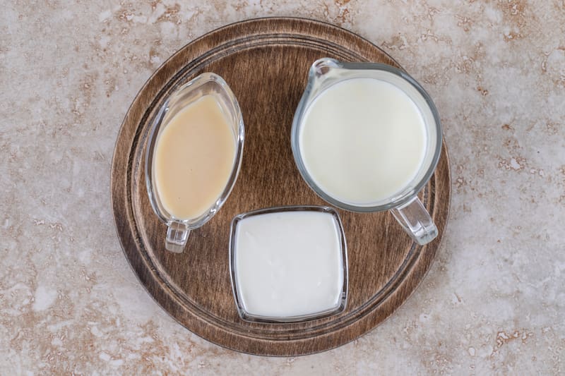 El vinagre aporta acidez y la leche ayuda a absorber residuos en la tela.