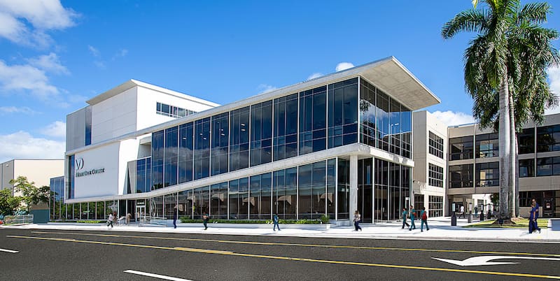 En el caso del MDC, los ingresos generados por la venta de estas placas se transformarán directamente en becas para estudiantes, abriendo puertas universitarias a jóvenes que dependen de estos apoyos económicos para continuar su formación. Fuente: Miami Dade College (MDC).