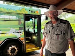 Dejó su trabajo a los 44 años y se mudó a Florida para manejar un autobús de Disney: seis años después asegura que encontró la felicidad