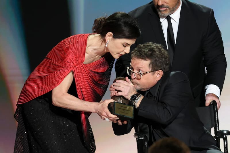Michael J. Fox recibió el premio Bob Hope durante la entrega de los Emmy (Fuente: EFE).