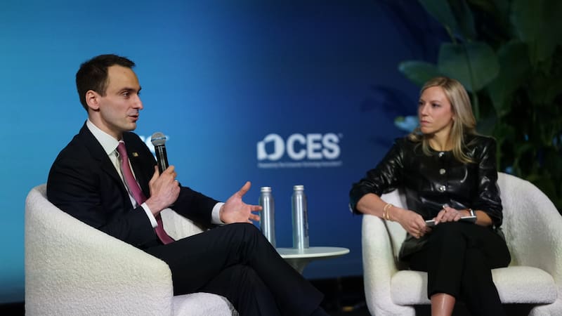 El memo de Kratsios indicó que la administración compartirá información con las empresas estadounidenses de IA sobre “intentos de actores extranjeros de realizar destilación no autorizada a escala industrial”