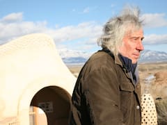 Un arquitecto de 81 años construye casas con neumáticos, tierra, botellas y latas: generan su propia energía, tienen huertas orgánicas y recolectan agua de lluvia