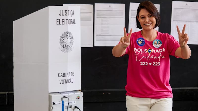 Michelle Bolsonaro, esposa de Jair, durante los comicios de primera vuelta de Brasil.