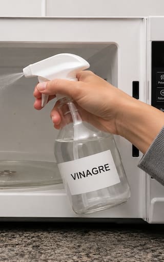 Para qué sirve rociar vinagre en el microondas y por qué recomiendan hacerlo de esta manera