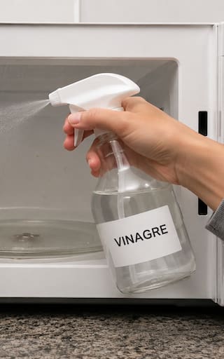 Para qué sirve rociar vinagre en el microondas y por qué recomiendan hacerlo