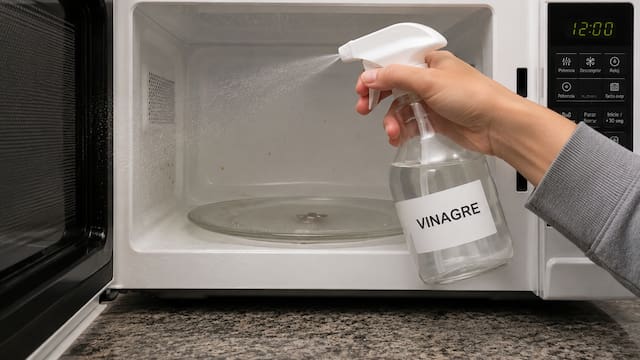 Para qué sirve rociar vinagre en el microondas y por qué recomiendan hacerlo