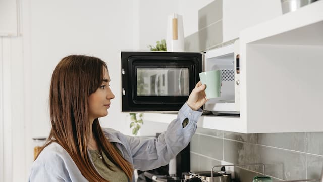 Peligro en el microondas: este es el gran error que cometemos todos al usar la cocina