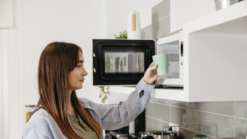 Peligro en el microondas | Este es el gran error que cometemos todos al usar la cocina y es muy riesgoso. (Fuente: Freepik).