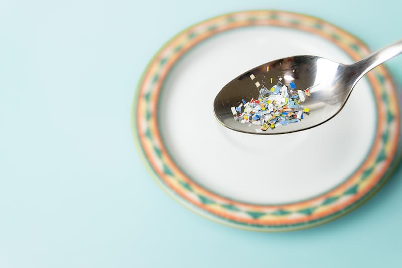 La presencia de material plástico en alimentos puede suponer un riesgo físico para los consumidores, según advierte la AESAN.