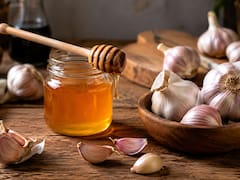 Hacer una mezcla de ajo y miel: para qué sirve y por qué lo recomiendan los expertos