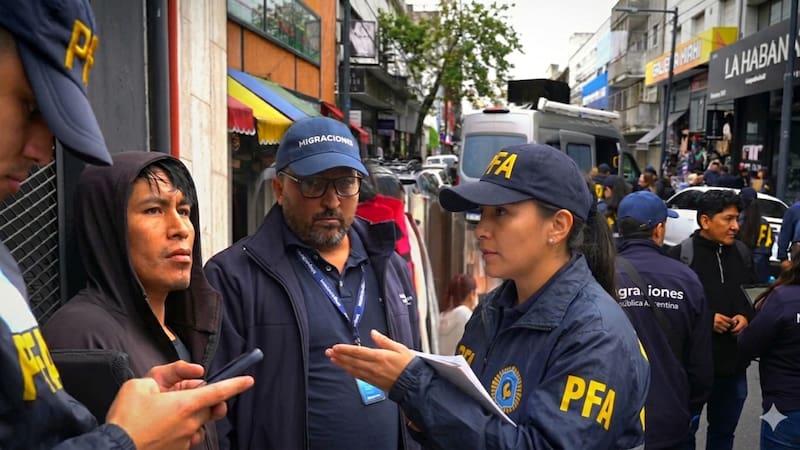 La Dirección Nacional de Migraciones encabeza operativos para detectar a personas en situación irregular en Argentina. Foto: Gemini.