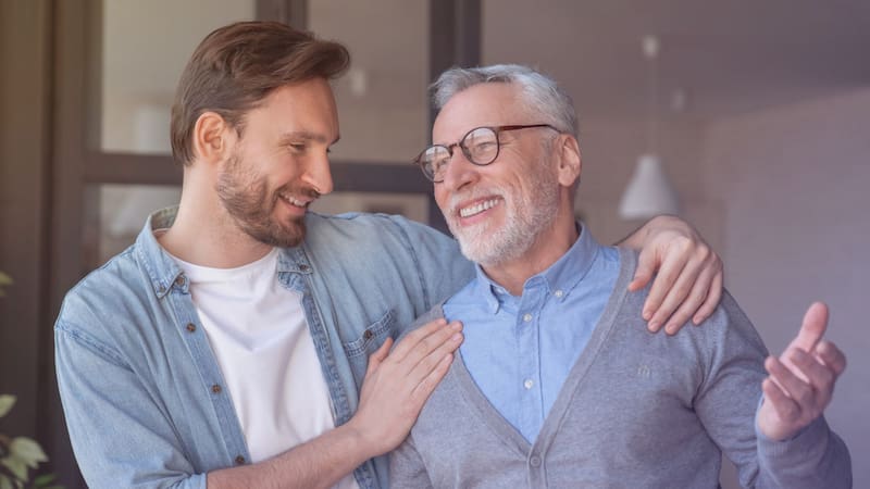 Miguel, jubilado de 72 años, comparte vivienda con un joven de 24: “El piso cuesta la mitad de mi pensión y no puedo pagarlo solo”. Foto: Shutterstock