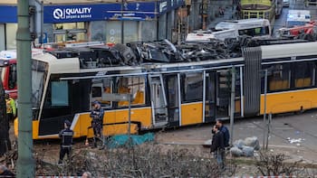 Crisis ferroviaria: un muerto y 40 heridos tras el descarrilamiento de un tranvía en pleno centro