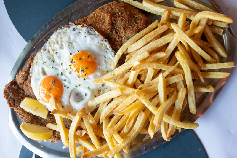 La milanesa de ojo de bife es un infalible de La Condesa.
