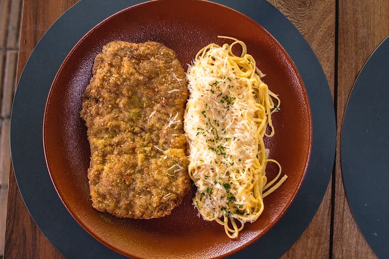 La milanesa y la pasta son dos clásicos de La Condesa.