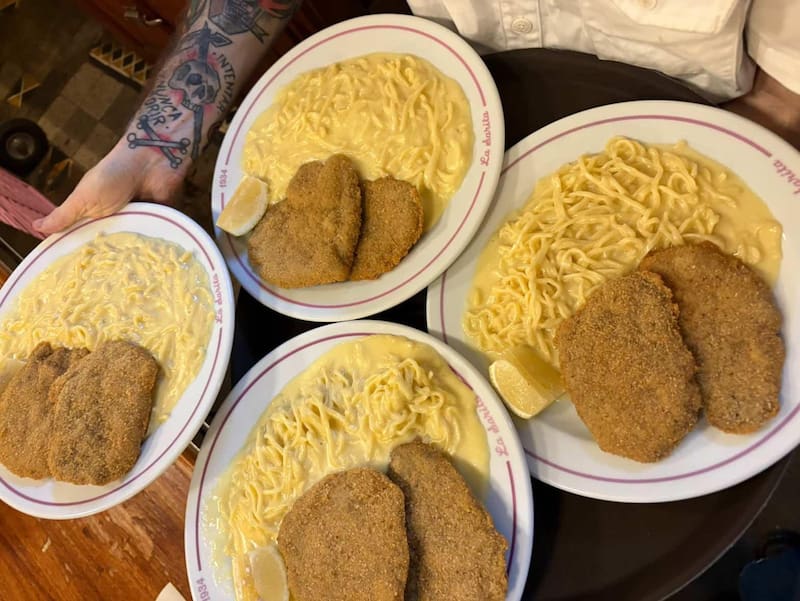 Acompaña la milanesa con pasta se volvió un clásico de Buenos Aires.