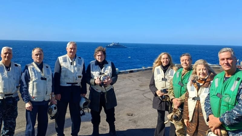 Javier Milei presenció demostraciones aéreas de aviones F-18 y helicópteros MH-60 Seahawk. (Foto: @armadaargentinaof)