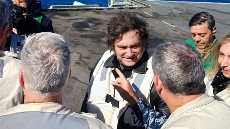 Javier Milei presenció demostraciones aéreas de aviones F-18 y helicópteros MH-60 Seahawk. (Foto: @armadaargentinaof)