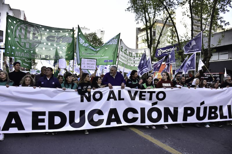 Milei acusó a la oposición de esconder tramas de corrupción detrás del financiamiento a instituciones públicas.